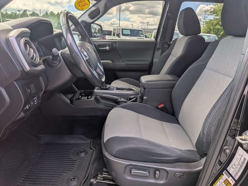 Used 2020 Toyota Tacoma TRD Off-Road AWD/4WD image 19