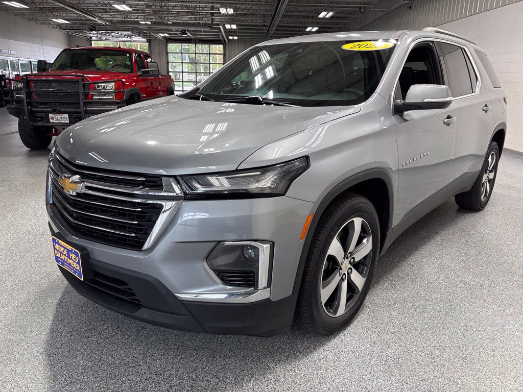 Used 2023 Chevrolet Traverse LT w/ LT Premium Package AWD/4WD image 3