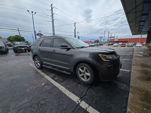 Used 2018 Ford Explorer XLT w/ Equipment Group 201A FWD image 2