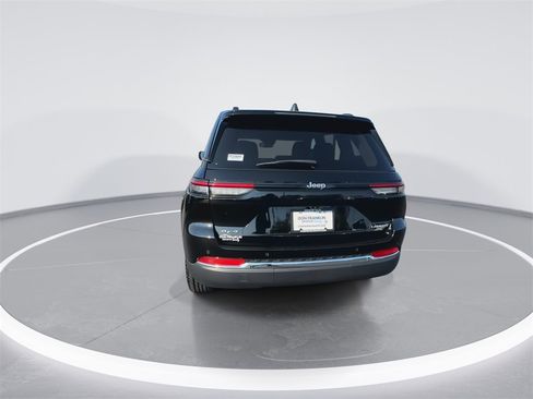 Used 2023 Jeep Grand Cherokee Laredo image 7