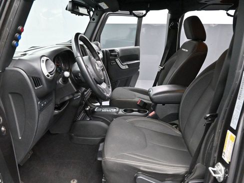 Used 2017 Jeep Wrangler Unlimited Rubicon w/ Connectivity Group AWD/4WD image 11