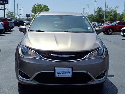 Used 2018 Chrysler Pacifica Touring Plus w/ Tire & Wheel Group FWD image 22