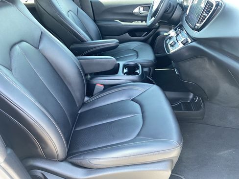 Used 2025 Chrysler Voyager LX FWD image 11