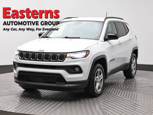 Used 2024 Jeep Compass Latitude AWD/4WD image 1
