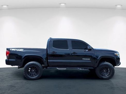 Used 2018 Toyota Tacoma TRD Sport AWD/4WD image 7