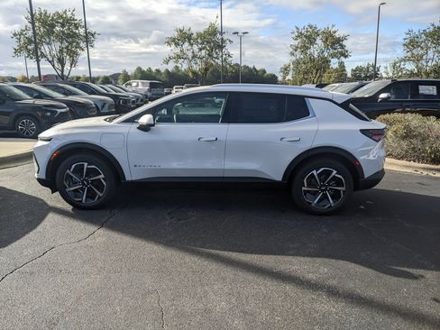 New 2026 Chevrolet Equinox EV LT image 5