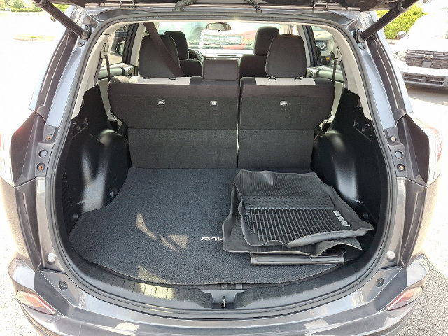 Used 2018 Toyota RAV4 XLE AWD/4WD image 30