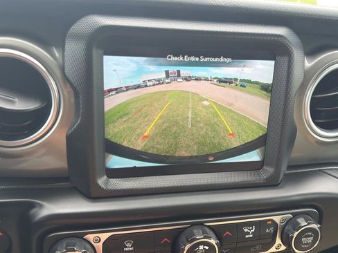 Used 2022 Jeep Wrangler Unlimited Sahara AWD/4WD image 20
