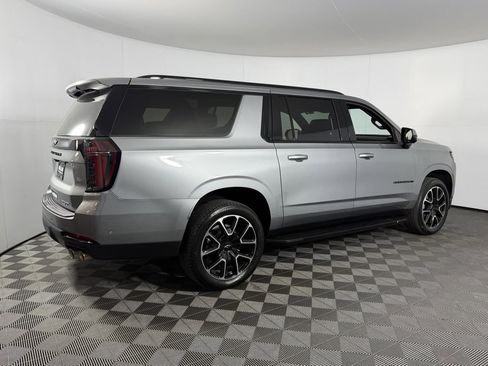 Used 2025 Chevrolet Suburban RST image 6