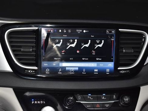 Certified 2024 Chrysler Pacifica Touring-L image 17