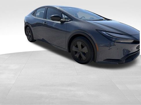 Used 2025 Toyota Prius LE FWD image 3