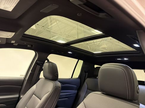 New 2026 Chevrolet Traverse LT w/ Sun and Wheel Package FWD image 16