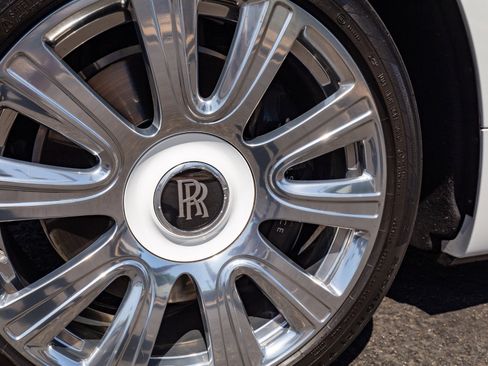 Used 2017 Rolls-Royce Dawn image 27