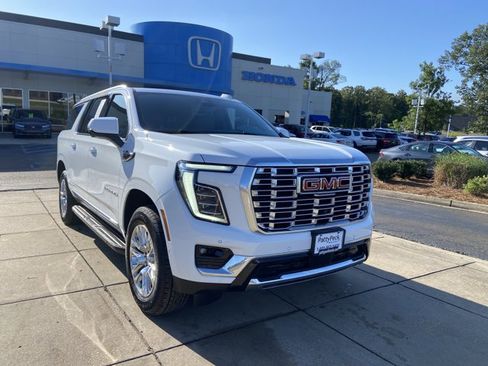 Used 2025 GMC Yukon XL Denali AWD/4WD image 2