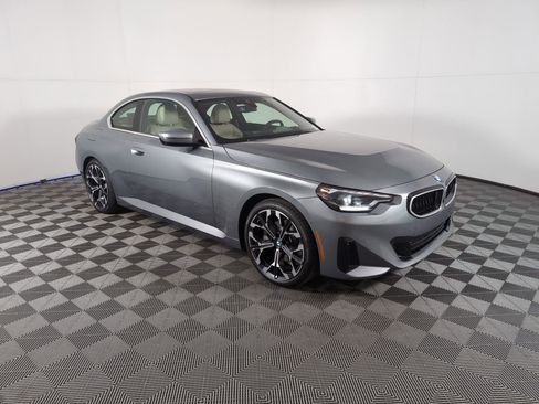 Used 2025 BMW 230i Coupe w/ Convenience Package image 6
