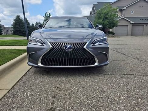 Used 2019 Lexus ES 300h w/ Accessory Package FWD image 6