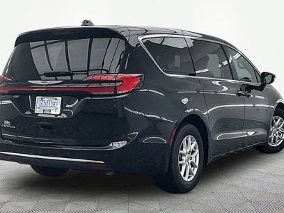 Used 2025 Chrysler Pacifica Select