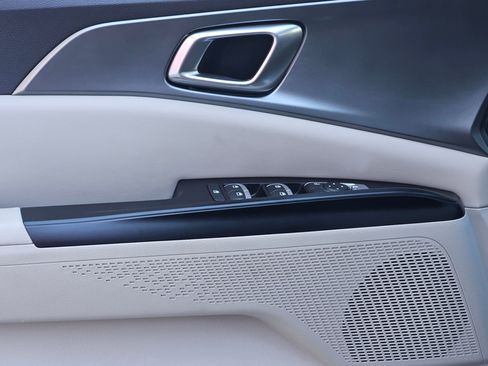 Used 2024 Kia Carnival LX image 18