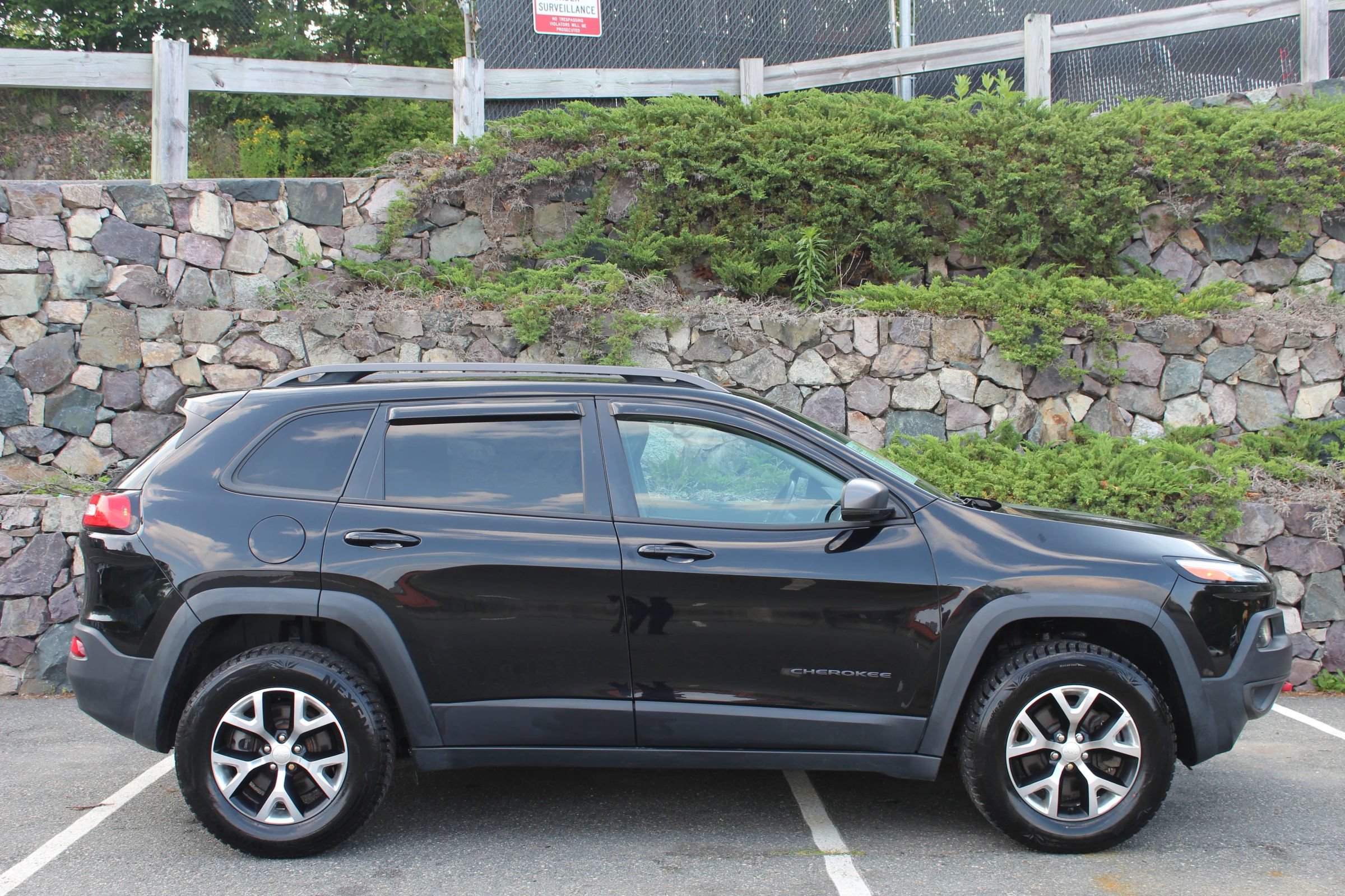 Used 2018 Jeep Cherokee Trailhawk AWD/4WD image 5