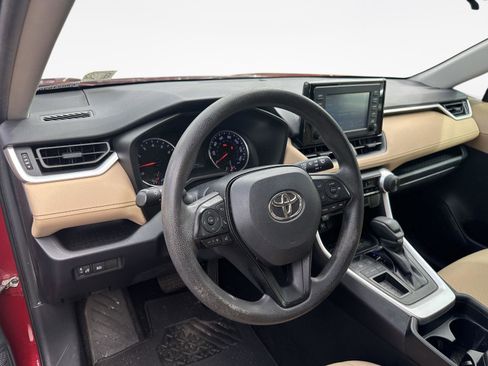 Used 2019 Toyota RAV4 LE FWD image 11