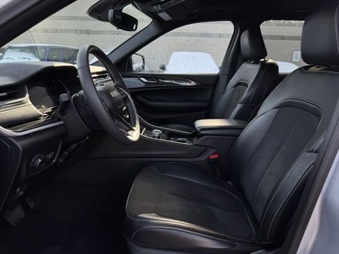 Used 2023 Jeep Grand Cherokee Altitude image 16