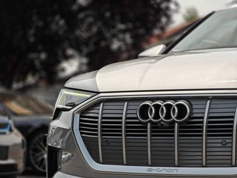 Used 2019 Audi e-tron Prestige w/ Prestige Package AWD/4WD image 8