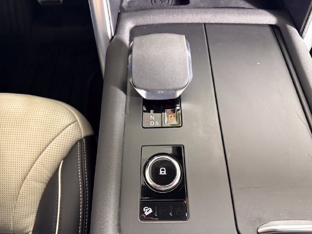 Used 2023 Land Rover Discovery Metropolitan Edition AWD/4WD image 35