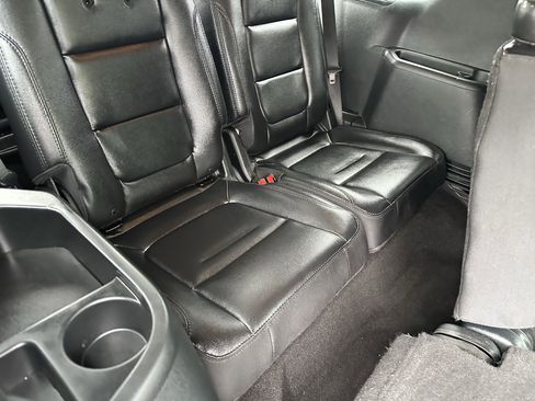 Used 2019 Ford Explorer XLT w/ Equipment Group 202A AWD/4WD image 9