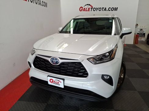 Used 2023 Toyota Highlander Bronze Edition AWD/4WD image 3