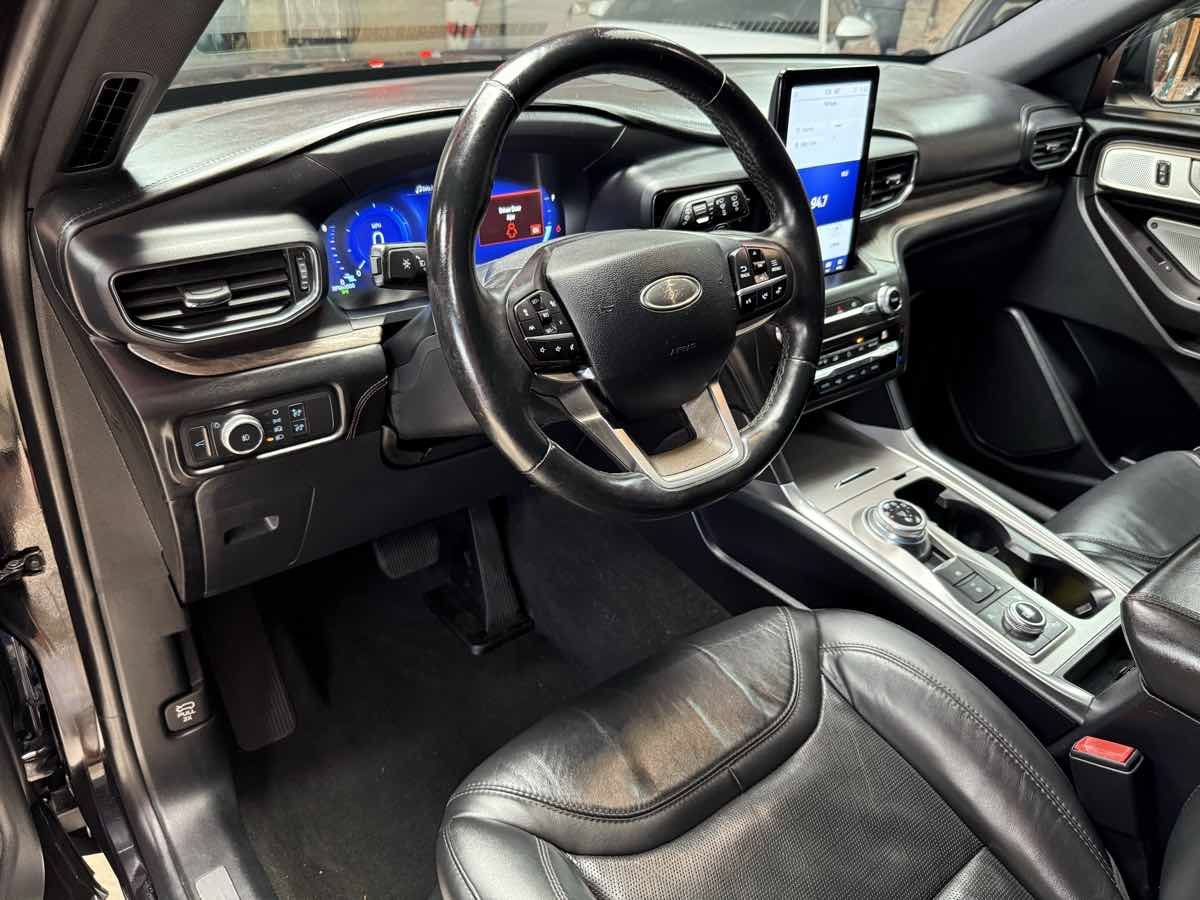 Used 2020 Ford Explorer Platinum w/ Premium Technology Package AWD/4WD image 9