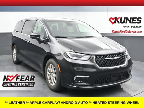 Used 2023 Chrysler Pacifica Touring-L FWD image 1