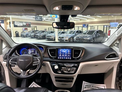Used 2018 Chrysler Pacifica Touring-L Plus image 33