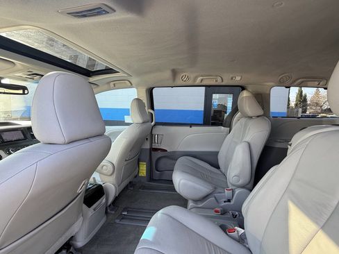 Used 2013 Toyota Sienna XLE image 15