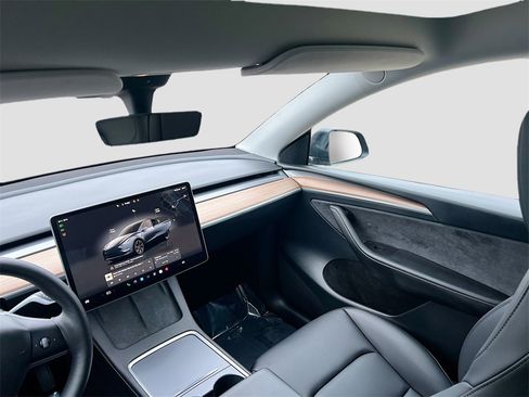 Used 2025 Tesla Model Y Long Range image 21