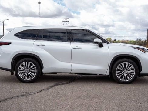 Used 2024 Toyota Highlander Platinum image 4