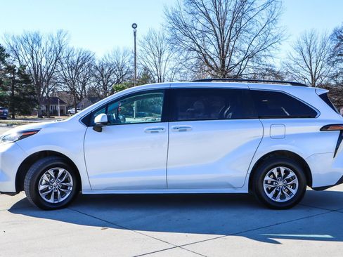Used 2023 Toyota Sienna XLE image 4