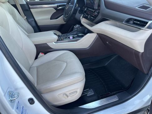 Used 2021 Toyota Highlander Limited image 19