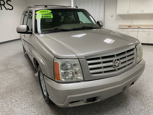 Used 2005 Cadillac Escalade 2WD image 3