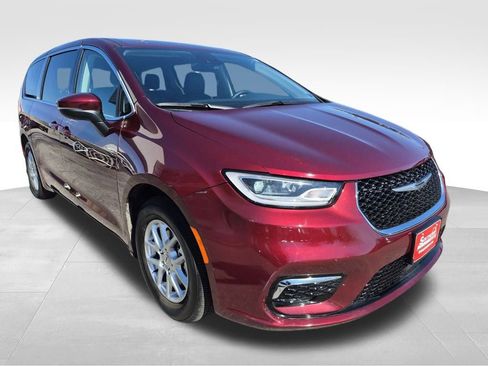 Used 2023 Chrysler Pacifica Touring-L image 7