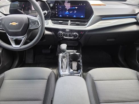 Used 2024 Chevrolet Trax LT w/ Driver Confidence Package FWD image 16