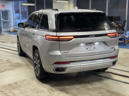 Used 2022 Jeep Grand Cherokee Overland w/ Luxury Tech Group IV image 8