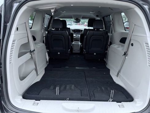 Used 2023 Chrysler Pacifica Touring-L FWD image 11