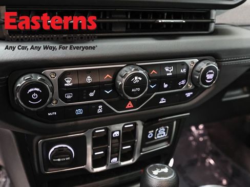 Used 2025 Jeep Wrangler Unlimited Sahara AWD/4WD image 20