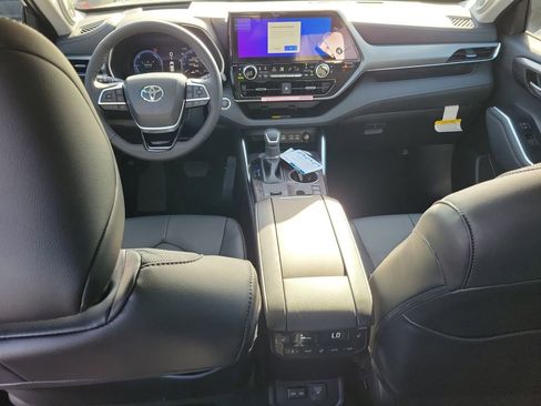 New 2025 Toyota Highlander Platinum image 13
