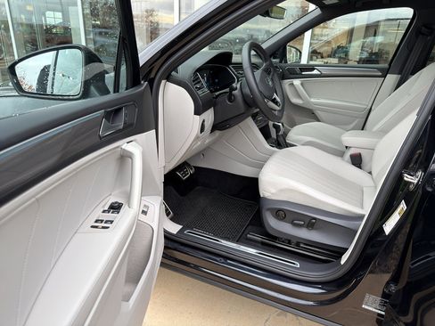 Used 2023 Volkswagen Tiguan SE R-Line image 16