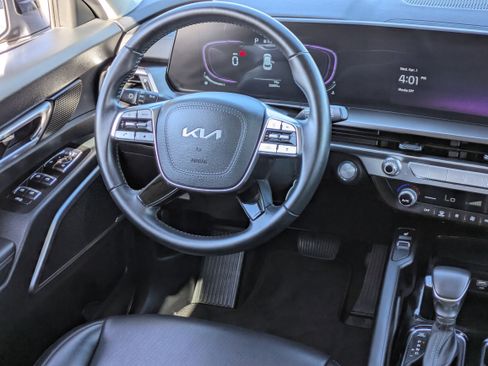 Used 2025 Kia Telluride S FWD image 17