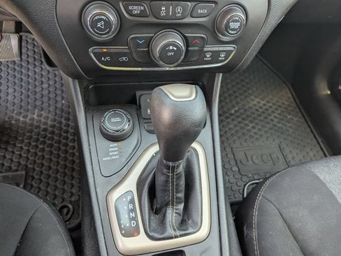 Used 2018 Jeep Cherokee Latitude w/ Cold Weather Group AWD/4WD image 14