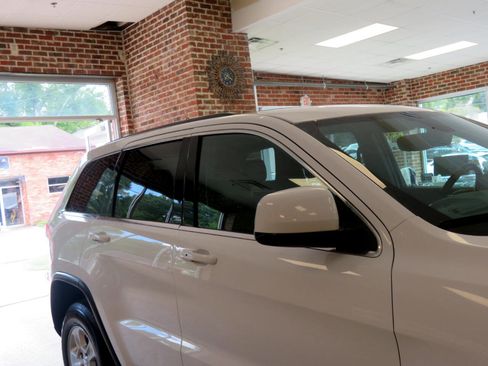 Used 2017 Jeep Grand Cherokee Laredo image 56