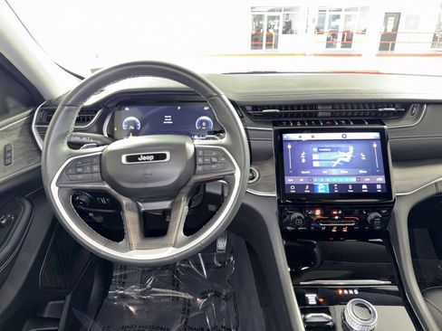 Used 2023 Jeep Grand Cherokee Limited image 16
