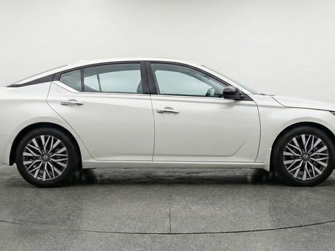 Used 2025 Nissan Altima 2.5 SV image 11